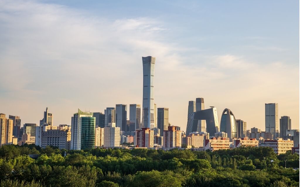 营收与利润阶段性调整，中国交建现金流、分红、在手订单三重稳健